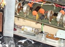 woodgrain cladding closeup off the RC Hall of Fame - back case. Note the silver case underneath the vinyl