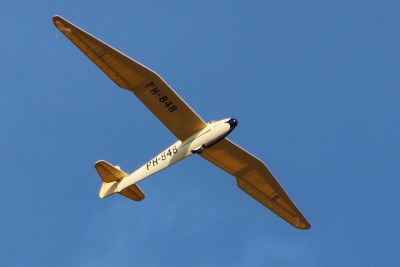 Jonathan had covered the aileron gap with clear tape, which had become loose, you can just see it on the starboard wingtip