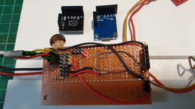the double vertical row of black 5xPin headers is to accommodate the different hole spacing on the 2 x ATtiny boards tested.